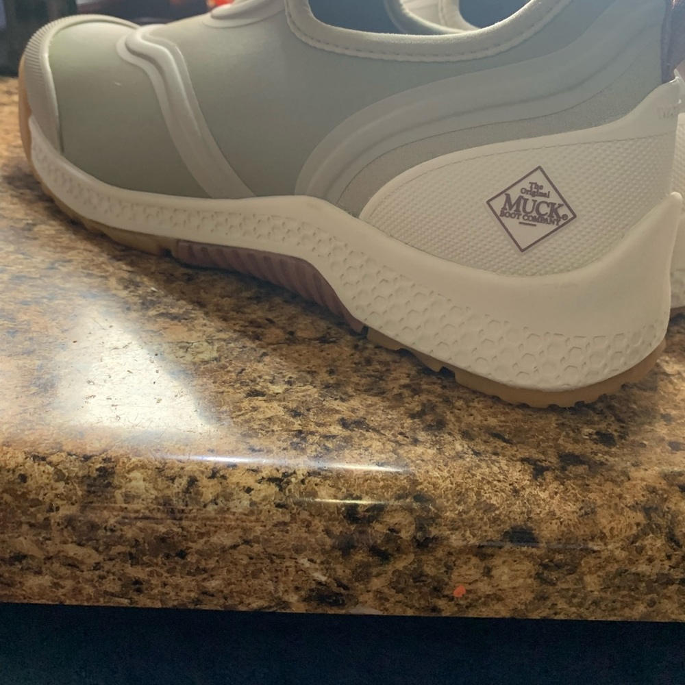 Brand new Womens size 10 Muck boot outcast low.